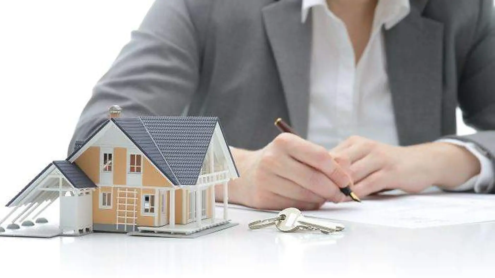 Una persona firma una hipoteca