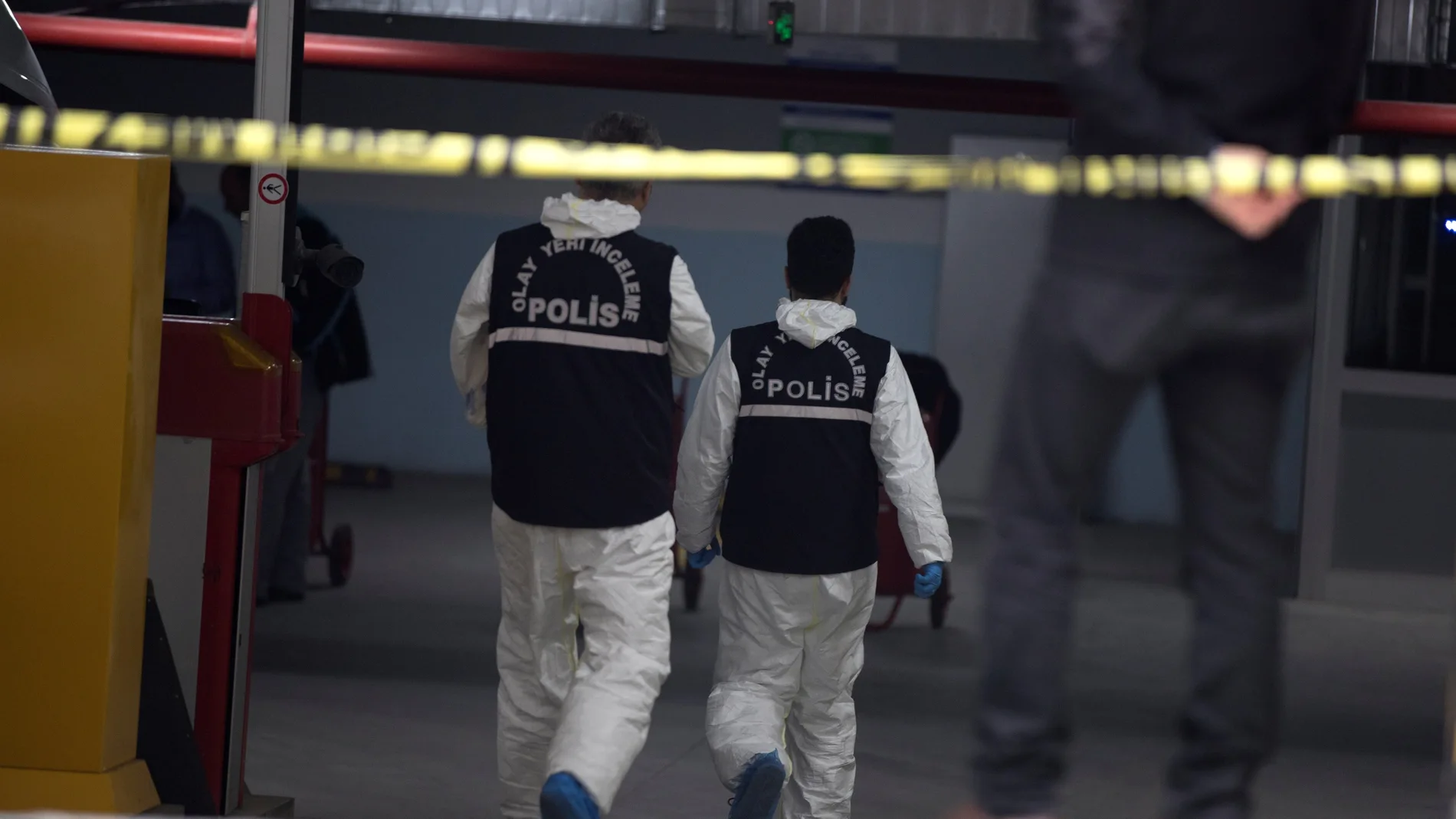 Agentes de la Policía forense registran un vehículo en el Consulado saudí en Estambul Agentes de la Policía forense registran un vehículo en el Consulado saudí en Estambul