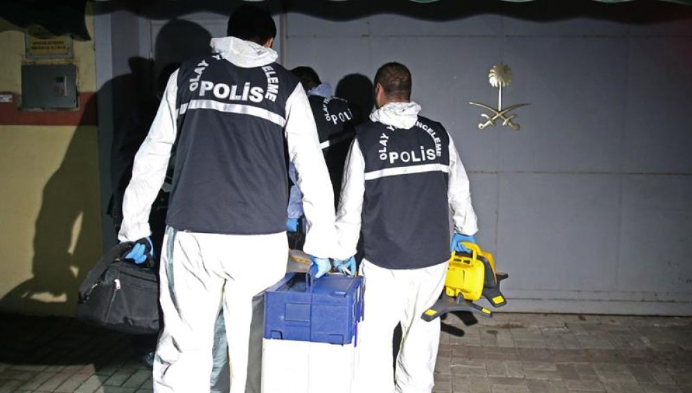 Policías forenses turcos llegan al consulado de Arabia Saudí
