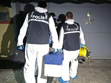Policías forenses turcos llegan al consulado de Arabia Saudí Policías forenses turcos llegan al consulado de Arabia Saudí
