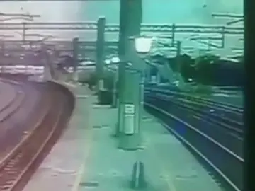 El momento en el que descarrila un tren en Taiwán El momento en el que descarrila un tren en Taiwán