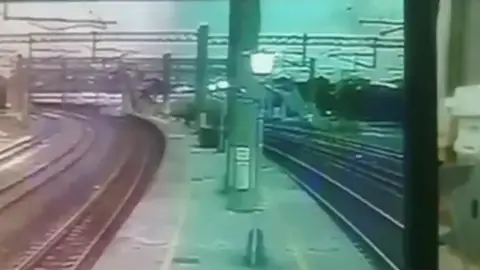 El momento en el que descarrila un tren en Taiwán El momento en el que descarrila un tren en Taiwán