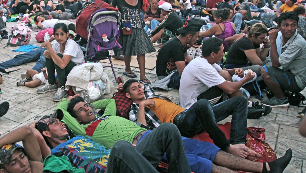 Migrantes hondureños descansan en la población de Huxtla