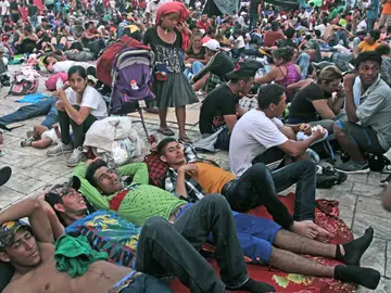 Migrantes hondureños descansan en la población de Huxtla Migrantes hondureños descansan en la población de Huxtla