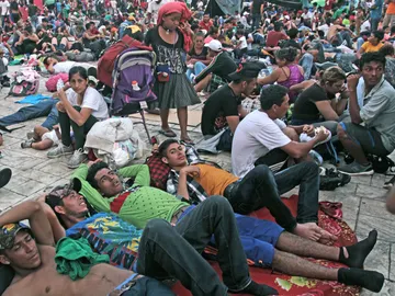 Migrantes hondureños descansan en la población de Huxtla Migrantes hondureños descansan en la población de Huxtla