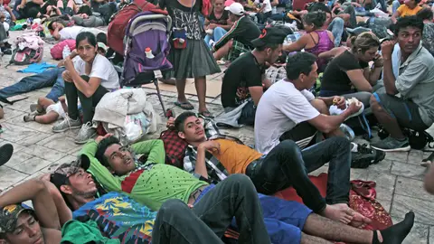 Migrantes hondureños descansan en la población de Huxtla Migrantes hondureños descansan en la población de Huxtla