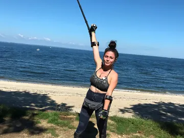 La joven se prepara para correr la maratón La joven se prepara para correr la maratón
