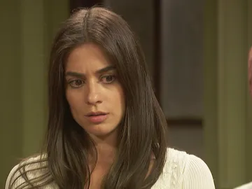 Adela rechaza la oferta de Carmelo negándose a que Elsa le ayude en la escuela Adela rechaza la oferta de Carmelo negándose a que Elsa le ayude en la escuela