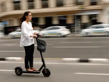 Madrid baja a 30 la velocidad y saca de la acera los patinetes Madrid baja a 30 la velocidad y saca de la acera los patinetes
