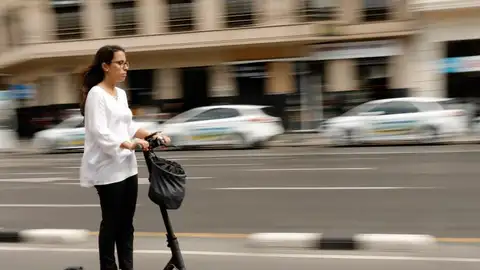 Madrid baja a 30 la velocidad y saca de la acera los patinetes Madrid baja a 30 la velocidad y saca de la acera los patinetes