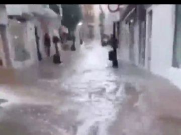 Una gran tromba de agua sorprende inunda las calles de Marbella