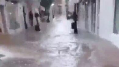 Una gran tromba de agua sorprende e inunda las calles de Marbella
