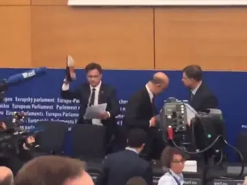 El Gobierno italiano responde al rechazo de Bruselas pisoteando el informe de Moscovici: "Estos 'euroimbéciles' lo tienen que entender" El Gobierno italiano responde al rechazo de Bruselas pisoteando el informe de Moscovici: "Estos 'euroimbéciles' lo tienen que entender"