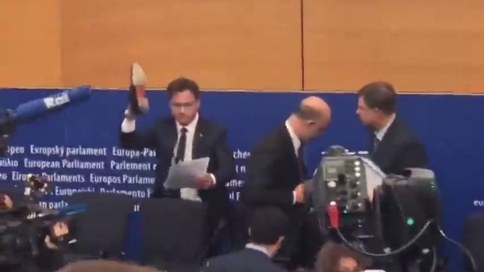 Un eurodiputado ultraderechista italiano responde al rechazo de Bruselas pisoteando el informe de Moscovici: 