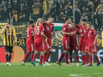 Los jugadores del Bayern celebran un gol en Atenas ante el AEK