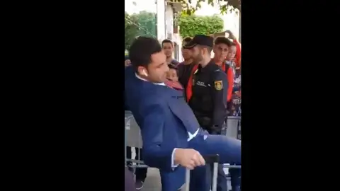 Adán se cae a la salida del hotel de concentración Adán se cae a la salida del hotel de concentración