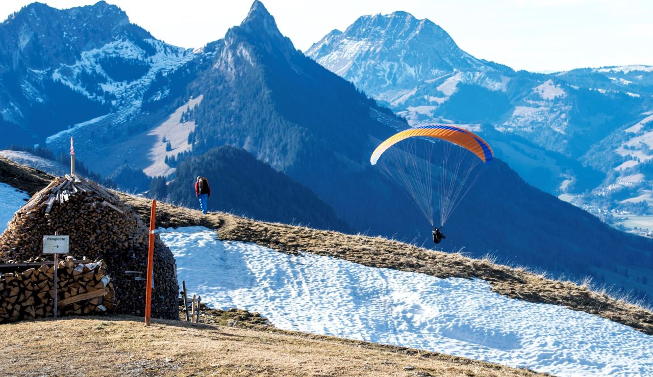 Imagen de archivo de vuelo en parapente