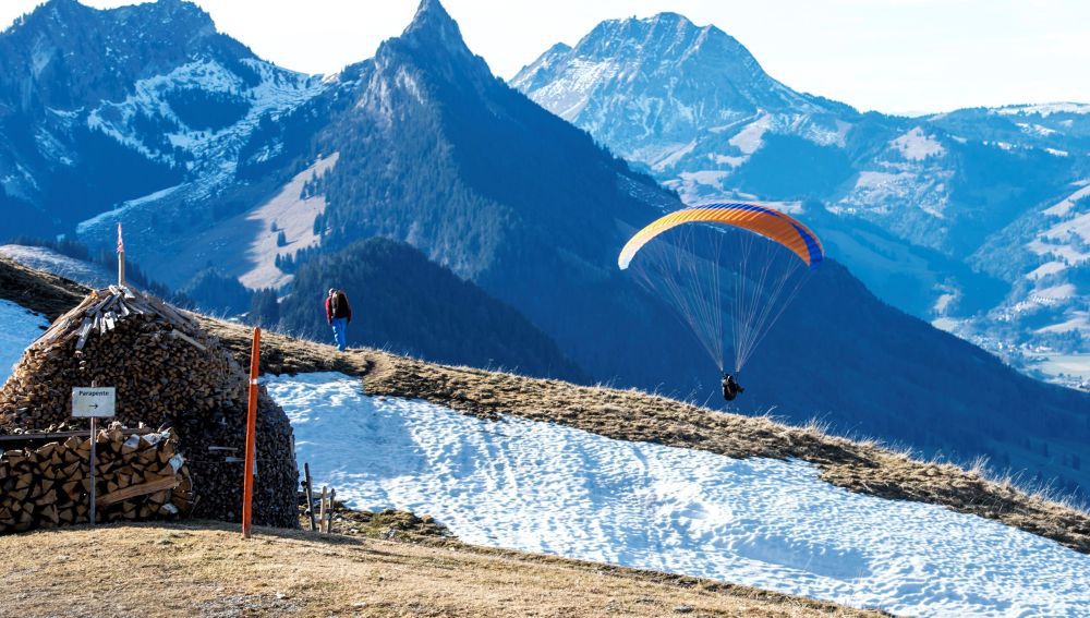 Imagen de archivo de vuelo en parapente