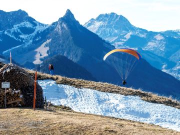 Imagen de archivo de vuelo en parapente