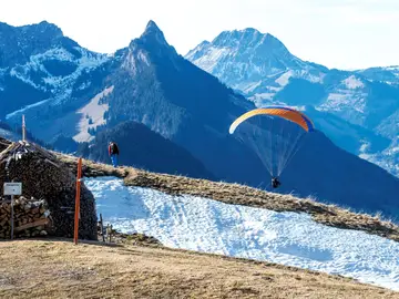 Imagen de archivo de vuelo en parapente Imagen de archivo de vuelo en parapente