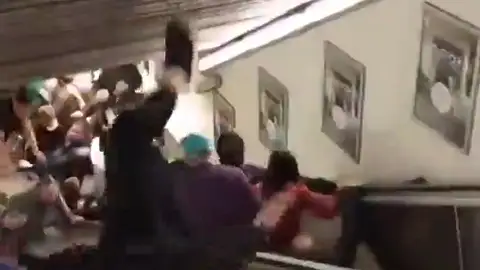 Varios aficionados del CSKA resultan heridos tras descontrolarse una escalera mecánica en el metro de Roma Varios aficionados del CSKA resultan heridos tras descontrolarse una escalera mecánica en el metro de Roma