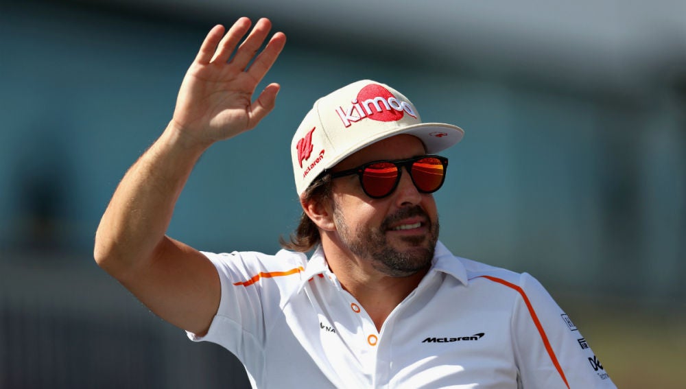 Fernando Alonso saluda