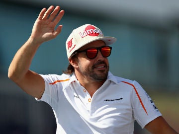 Fernando Alonso saluda