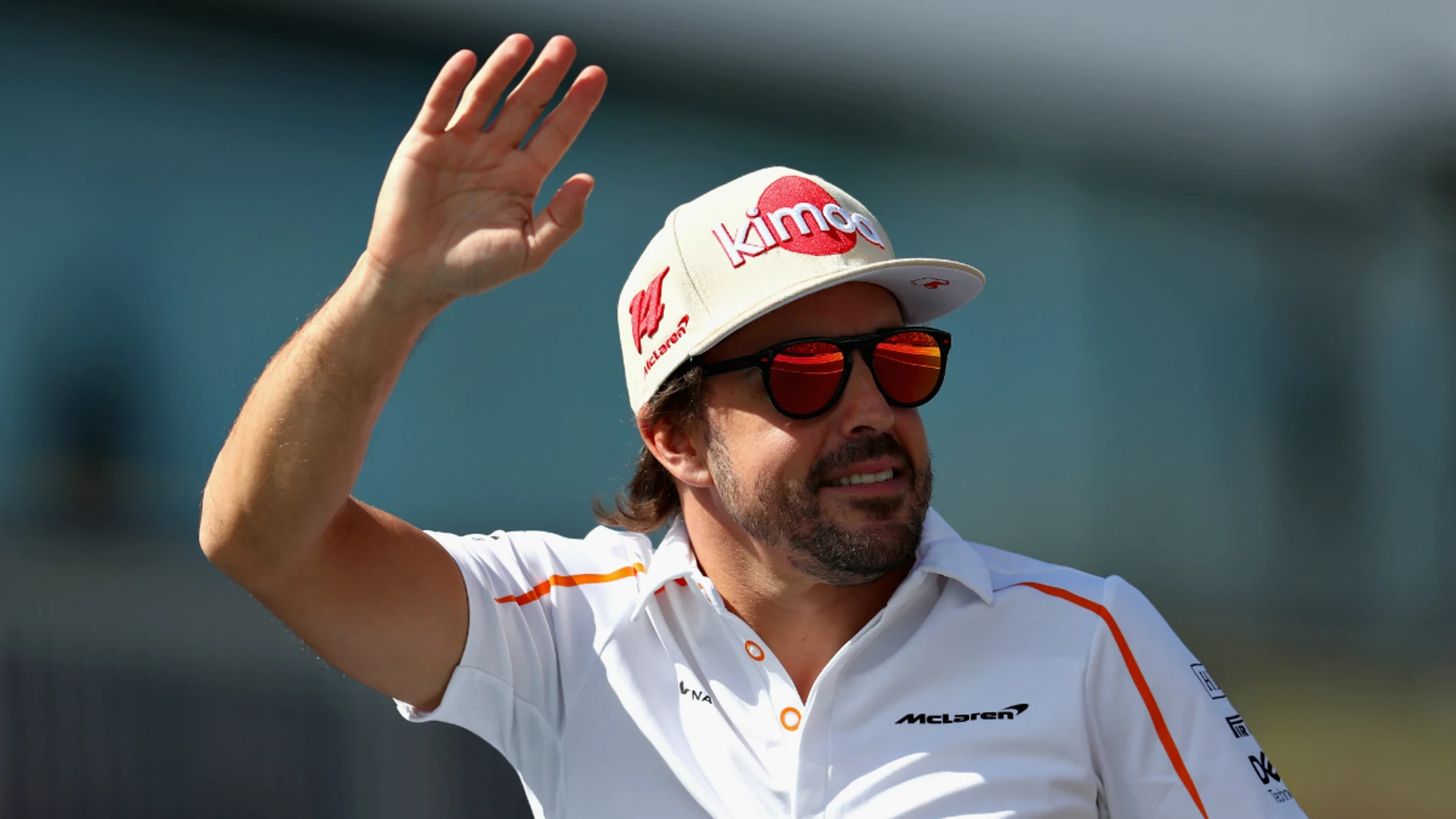Fernando Alonso saluda