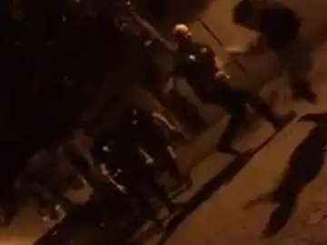 Policías locales golpean a un menor mientras le llaman 'marica' Policías locales golpean a un menor mientras le llaman 'marica'