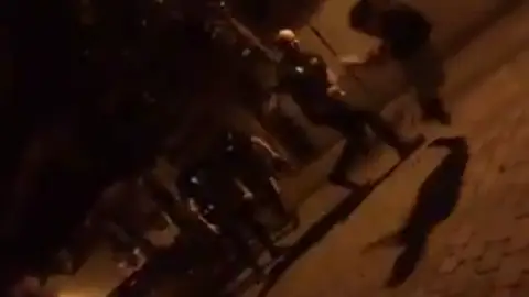 Policías locales golpean a un menor mientras le llaman 'marica' Policías locales golpean a un menor mientras le llaman 'marica'