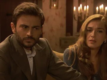 Irene y Adela convencen a Julieta y Saúl para marcharse de La Casona Irene y Adela convencen a Julieta y Saúl para marcharse de La Casona