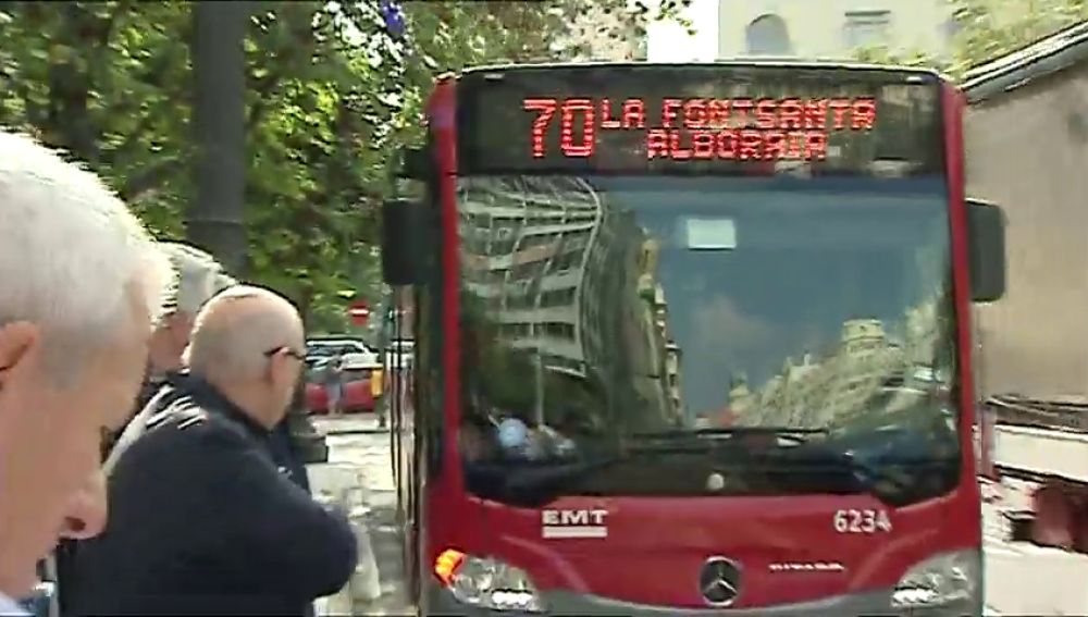 Valencia prohibirá fumar en las paradas de autobús