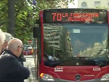 Valencia prohibirá fumar en las paradas de autobús