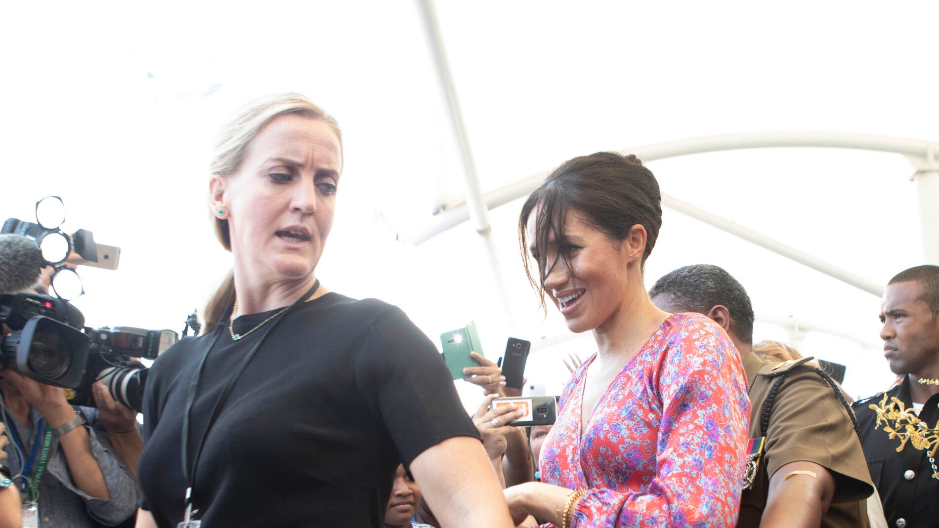Meghan Markle siendo evacuado del mercado de Suva en Fiji 
