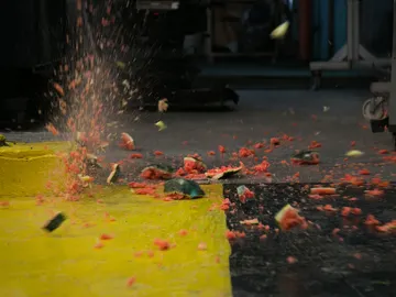Descubre qué pasa al lanzar un teléfono móvil dentro de una sandia desde un cuarto piso Descubre qué pasa al lanzar un teléfono móvil dentro de una sandia desde un cuarto piso
