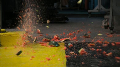 Descubre qué pasa al lanzar un teléfono móvil dentro de una sandia desde un cuarto piso
