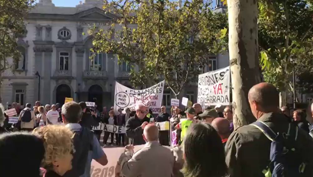 Más de 200 personas realizan un escrache ante las puertas del Tribunal Supremo