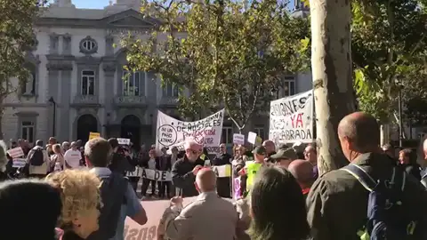 Más de 200 personas realizan un escrache ante las puertas del Tribunal Supremo Más de 200 personas realizan un escrache ante las puertas del Tribunal Supremo
