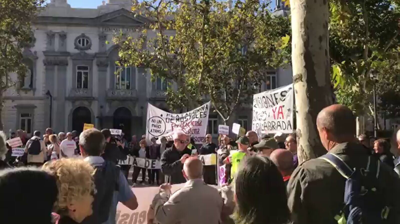 Más de 200 personas realizan un escrache ante las puertas del Tribunal Supremo
