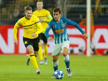 Griezmann controla un balo ante el Borussia Dortmund Griezmann controla un balo ante el Borussia Dortmund
