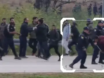 La policía de Bosnia impide el paso a Croacia a doscientos emigrantes La policía de Bosnia impide el paso a Croacia a doscientos emigrantes