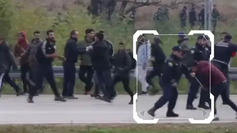 La policía de Bosnia impide el paso a Croacia a doscientos emigrantes La policía de Bosnia impide el paso a Croacia a doscientos emigrantes