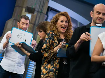El divertido teléfono escacharrado de dibujos con María Castro y Angy Fernández en 'El Hormiguero 3.0' El divertido teléfono escacharrado de dibujos con María Castro y Angy Fernández en 'El Hormiguero 3.0'