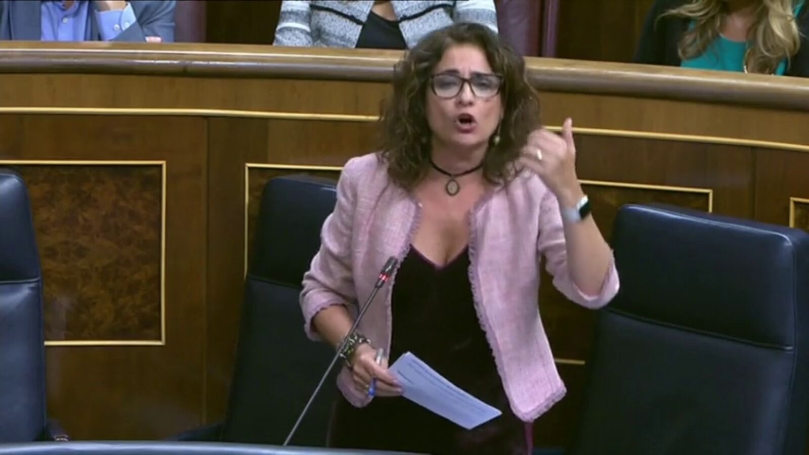La ministra de Hacienda y Rafael Hernando intercambian apelativos andaluces en el pleno