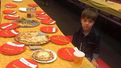 El niño solo en su fiesta de cumpleaños El niño solo en su fiesta de cumpleaños