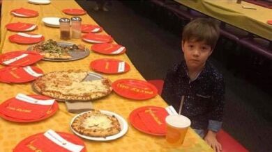 La triste fotografía de un niño de seis años que celebró solo su cumpleaños porque sus amigos no se presentaron 