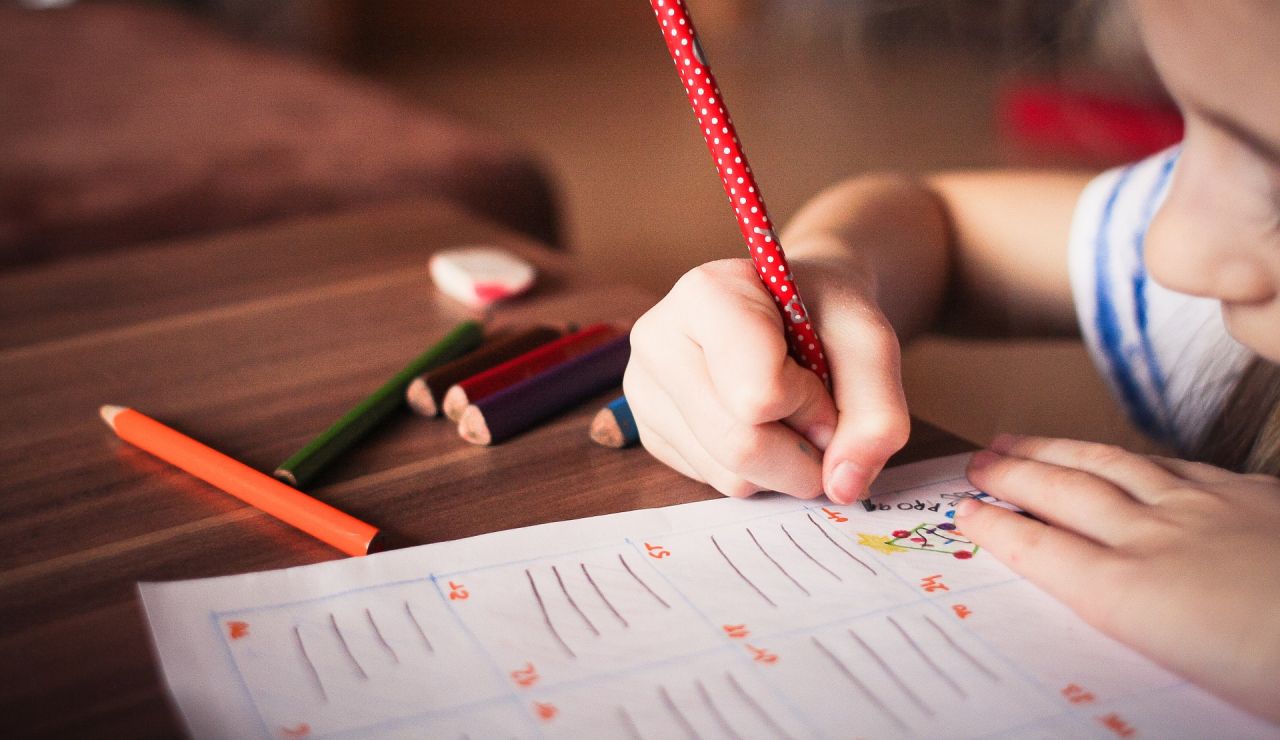 Niña escribiendo Niña escribiendo