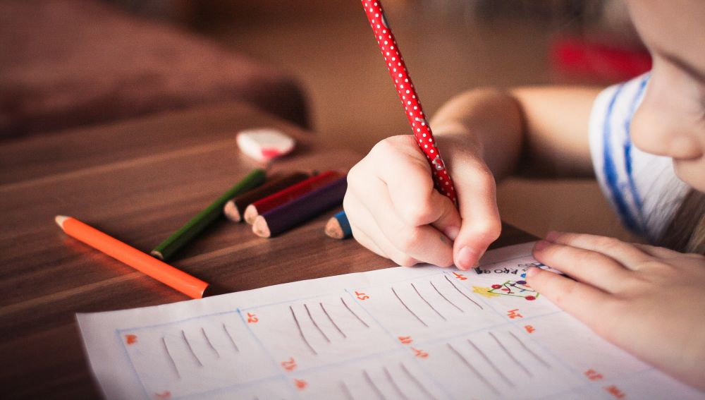 Niña escribiendo