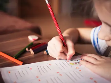 Niña escribiendo Niña escribiendo