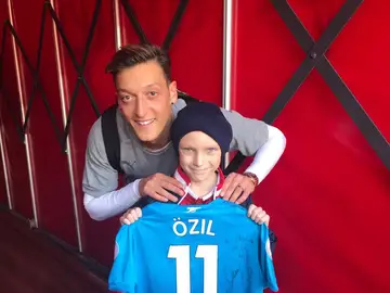 Özil y el pequeño Charlie Özil y el pequeño Charlie